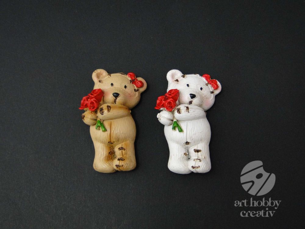 Decoratiune cu magnet - ursulet cu buchet de floare 6cm