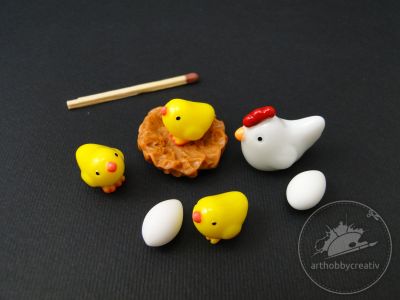 Figurine mini- gaina alba cu puisori galbeni