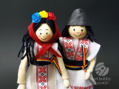 Doua pachete - papusa baiat si fata in costum traditional