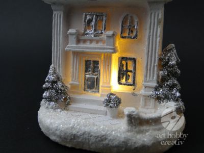 Casuta decor iluminat din interior - primarie- alb 9cm