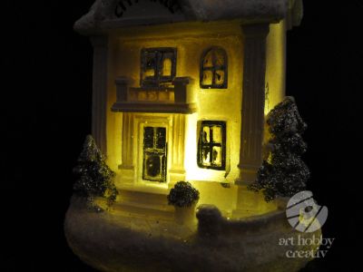 Casuta decor iluminat din interior - primarie- alb 9cm