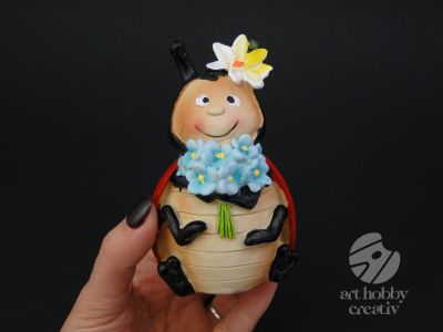 Decoratiune din polirasina - buburuza cu floare 11cm