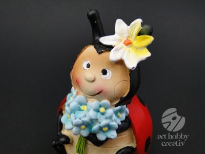 Decoratiune din polirasina - buburuza cu floare 11cm
