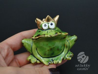 Decoratiune din ceramica - broasca cu coroana 5,5cm