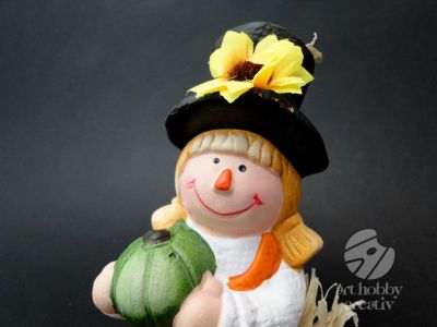 Decoratiune din ceramica si textil - sperietoare - fetita 21cm