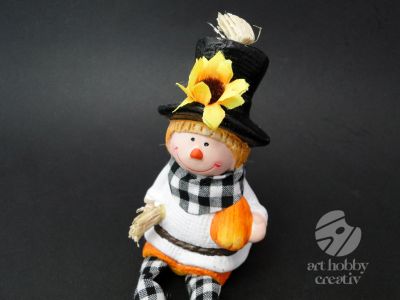Decoratiune din ceramica si textil - sperietoare - baiat 21cm