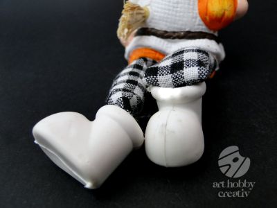 Decoratiune din ceramica si textil - sperietoare - baiat 21cm
