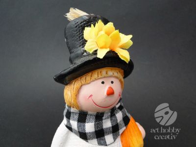 Decoratiune din ceramica si textil - sperietoare - baiat 21cm
