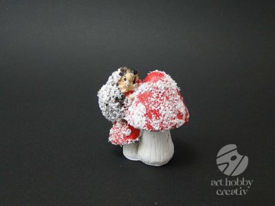Decoratiune din polirasina - ciuperca cu arici 7cm