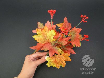 Creanga decor cu frunze si bobite rosii 30cm