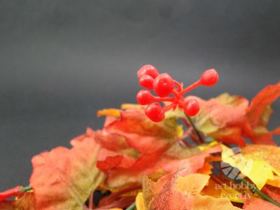 Creanga decor cu frunze si bobite rosii 30cm