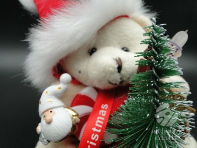 Ursulet de plus cu caciula si bradut - Merry Christmas - ambalat 13cm