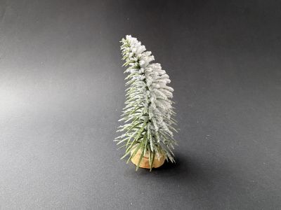 Bradulet mini decor cu zapada artificiala pe talpa lemn - 10 cm
