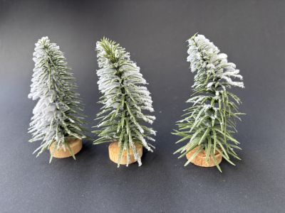 Bradulet mini decor cu zapada artificiala pe talpa lemn - 10 cm