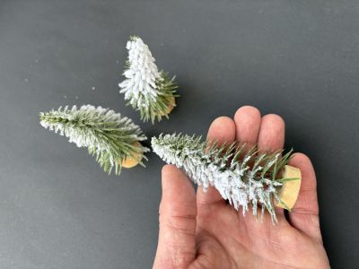 Bradulet mini decor cu zapada artificiala pe talpa lemn - 10 cm