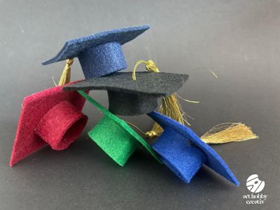 Toca Mini de Absolvire cu Mot Auriu – Accesoriu Decorativ din Pasla