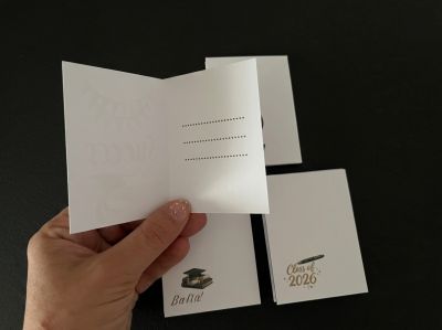 Mini Felicitare Absolvire 2026 – Accesoriu pentru Flori si Cadouri - 8,5cm