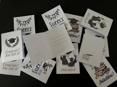 Mini Felicitare Absolvire 2026 – Accesoriu pentru Flori si Cadouri - 8,5cm