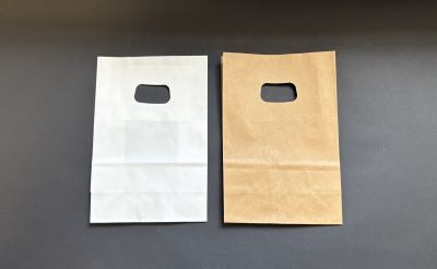 Sacosa din hartie kraft cu maner decupat - 13x20x6 cm