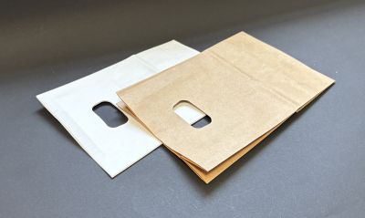 Sacosa din hartie kraft cu maner decupat - 13x20x6 cm
