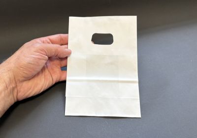 Sacosa din hartie kraft cu maner decupat - 13x20x6 cm