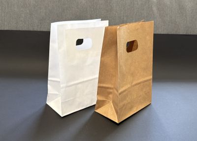 Sacosa din hartie kraft cu maner decupat - 13x20x6 cm