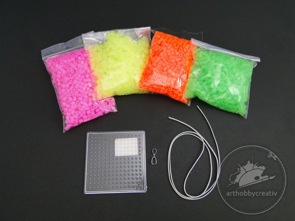 Medalion din margele topibile neon