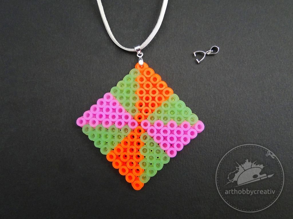 Medalion din margele topibile neon