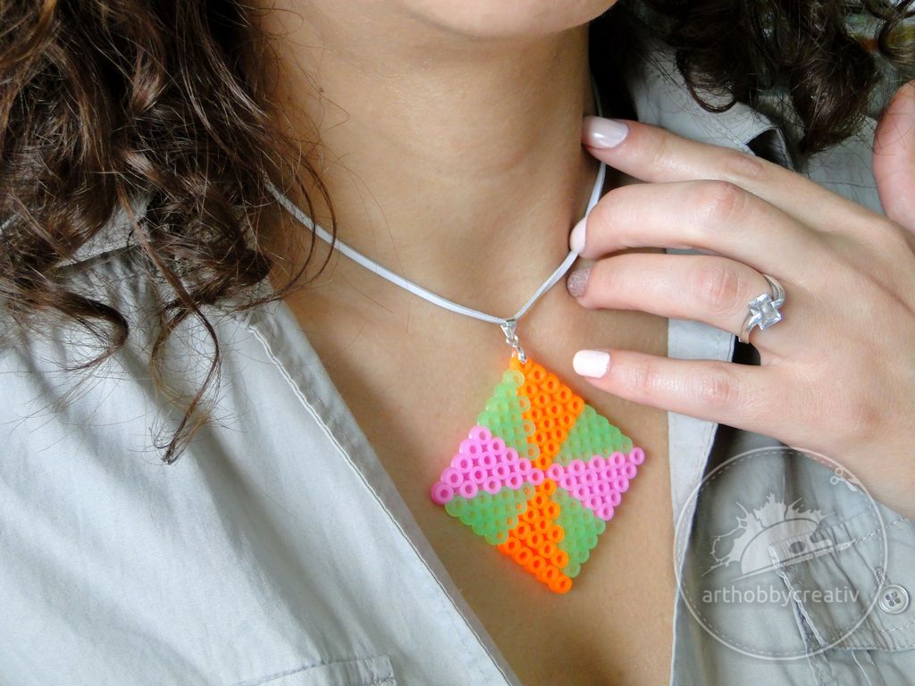 Medalion din margele topibile neon
