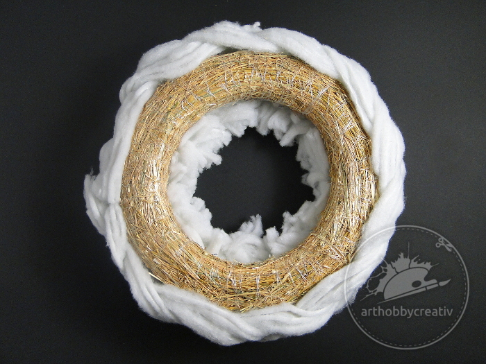 Coronita de paie decorata cu fasii de vatelina Coronita de paie decorata cu fasii de vatelina