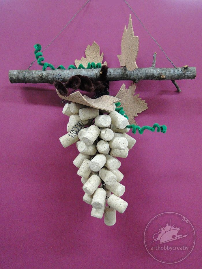 Decoratiune strugure din dopuri de pluta Decoratiune strugure din dopuri de pluta
