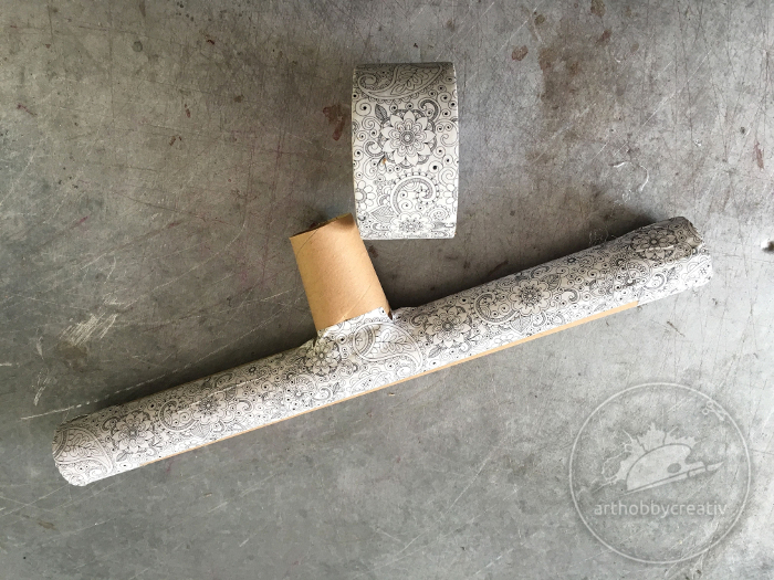 Suport bratara din tub de carton reciclat