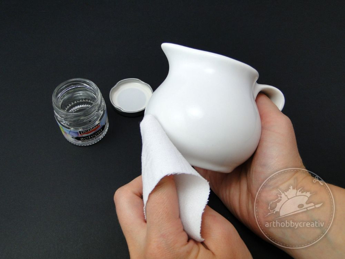 Pictura pe obiecte de uz casnic din ceramica