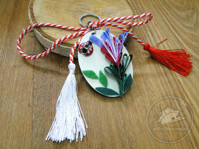 Martisor breloc cu motiv floral